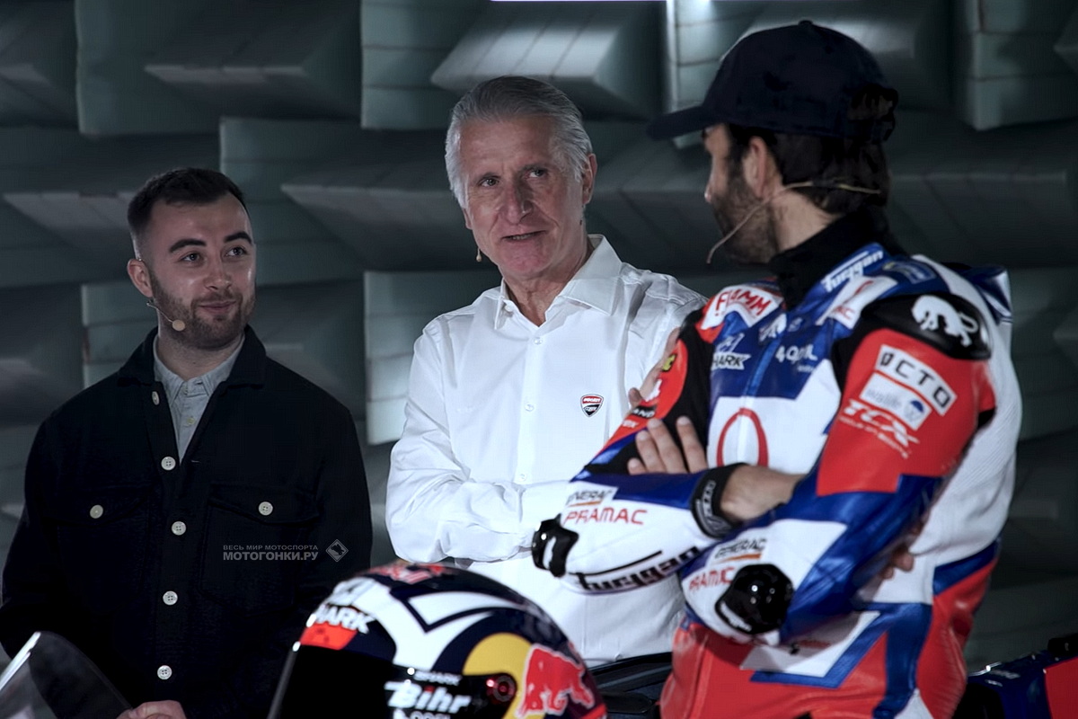 Спортивный директор Ducati Corse Паоло Чьабатти  (в центре) решает, кого рекрутировать в Ducati