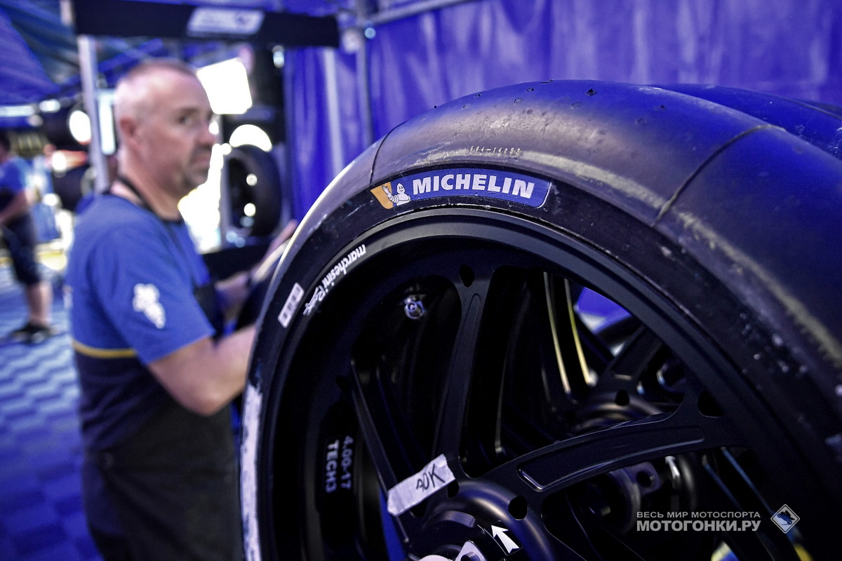 Традиционное колесо Marchesini с черным покрытием в стиле команды Tech 3 KTM Factory Racing