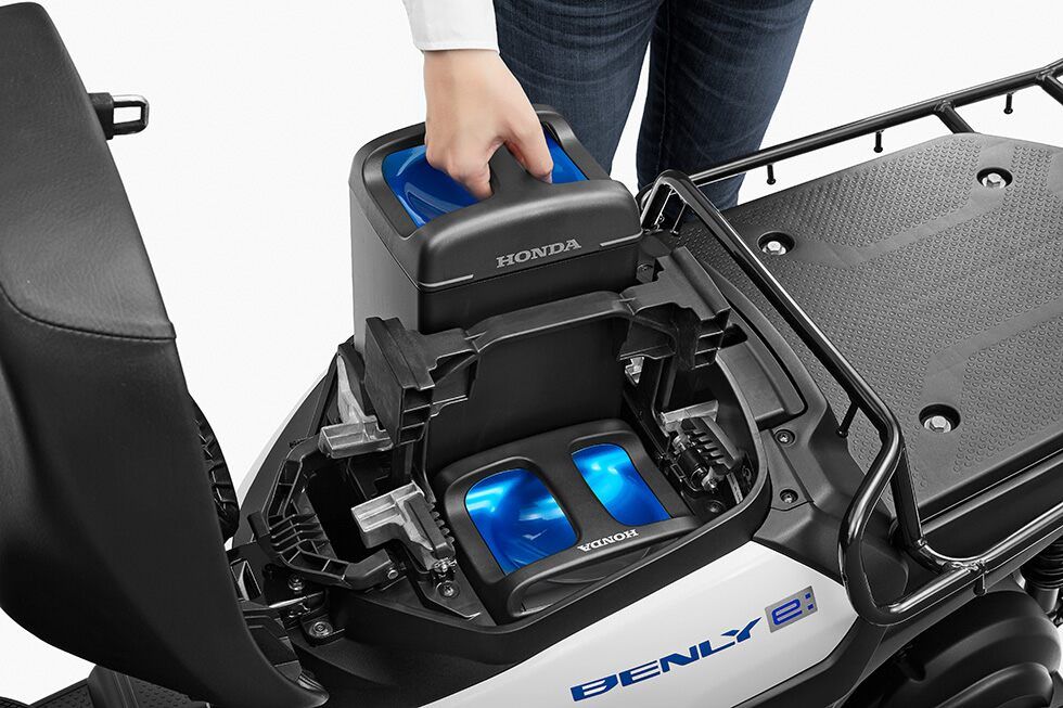 Honda реализовала систему быстрой замены АКБ на скутерах Benly e: