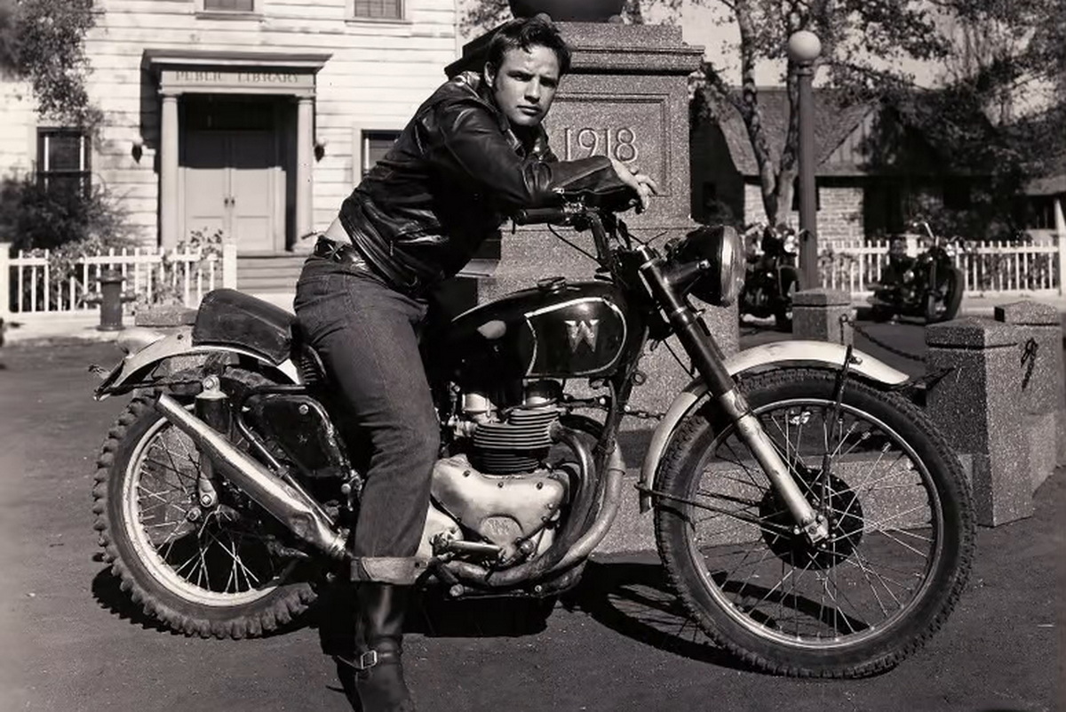 Марлон Брандо в обраце бунтаря на мотоцикле