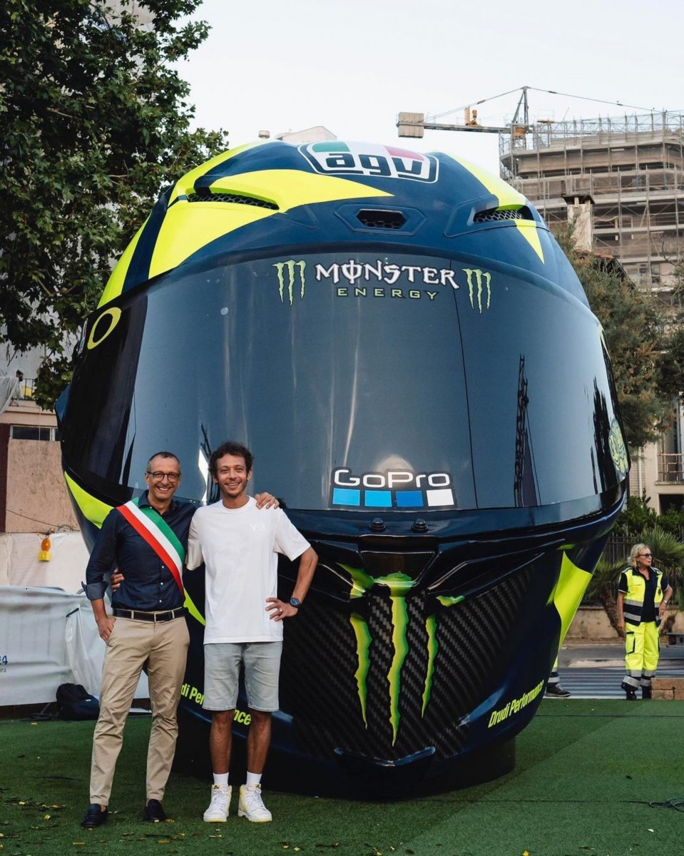 Валентино Росси открыл монумент в Пезаро - гигантскую статую своего шлема AGV Pista GP
