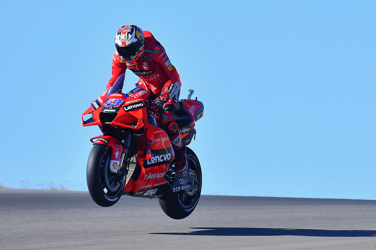 Джек Миллер совершил реальный прыжок в 7-м повороте Autodromo do Algarve в стиле British Superbike