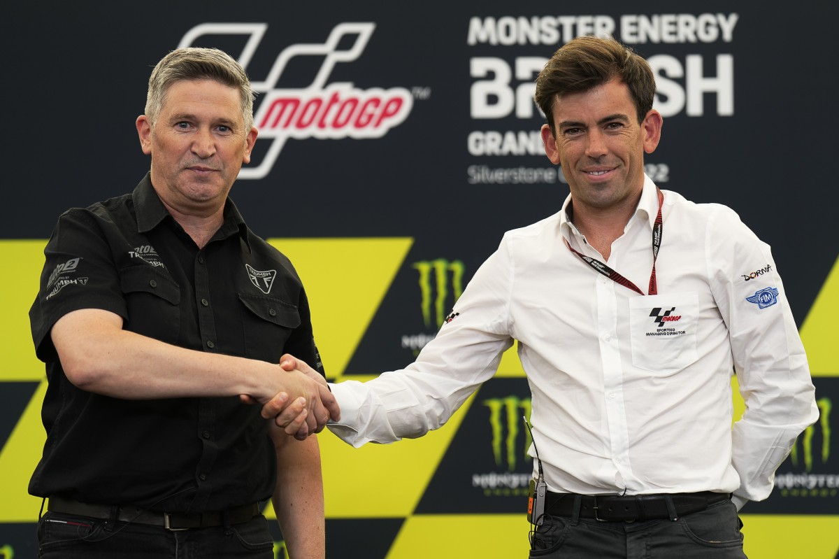 Стив Сержант, Triumph и управляющий директор MotoGP Карлос Эспелета (справа)
