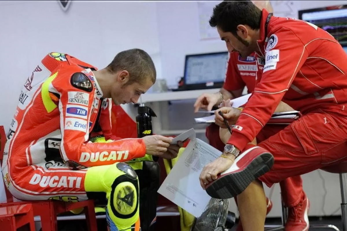 Валентино Росси и его бессменный телеметрист Маттео Фламиньи - Ducati Factory Racing, 2011