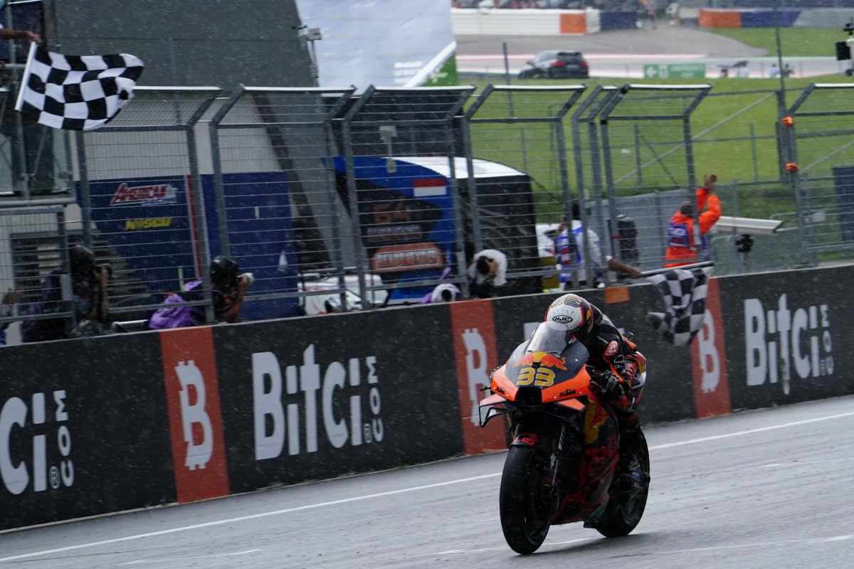 Брад Биндер выиграл дождевую часть Гран-При Австрии MotoGP 2021 года на сликах