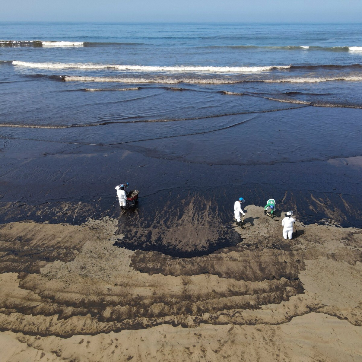 Последствия разлива нефти у берегов Перу в январе 2022 года, фото NYT