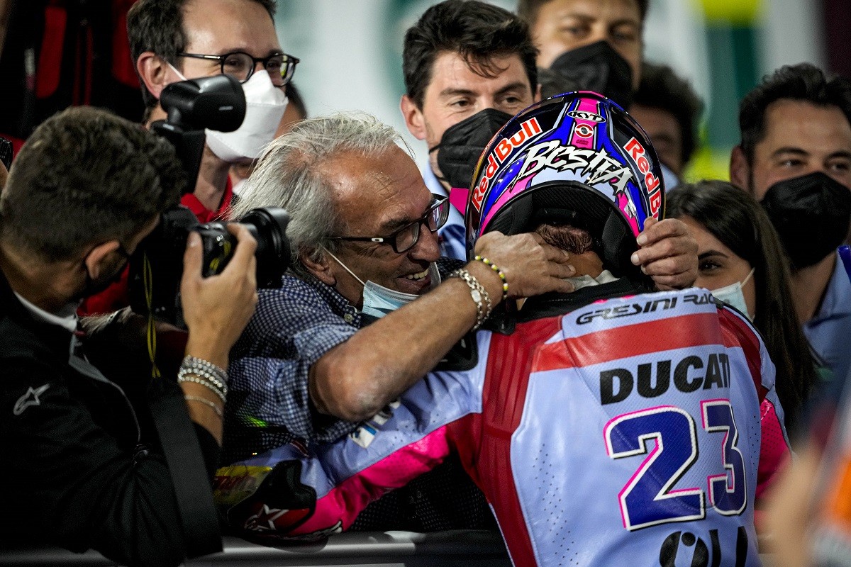 Карло поздравляет своего пилота с победой на Гран-При Катара MotoGP 2022 год