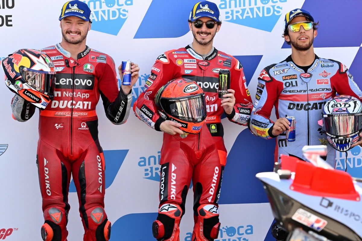 Тройка заводских Ducati на заглавной линии в Арагоне