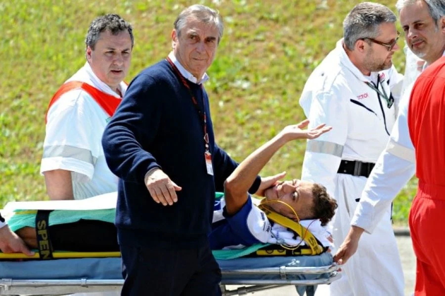 Доктор Коста - вместе с медиками Mugello эвакуирует Валентино Росси после аварии на FP2