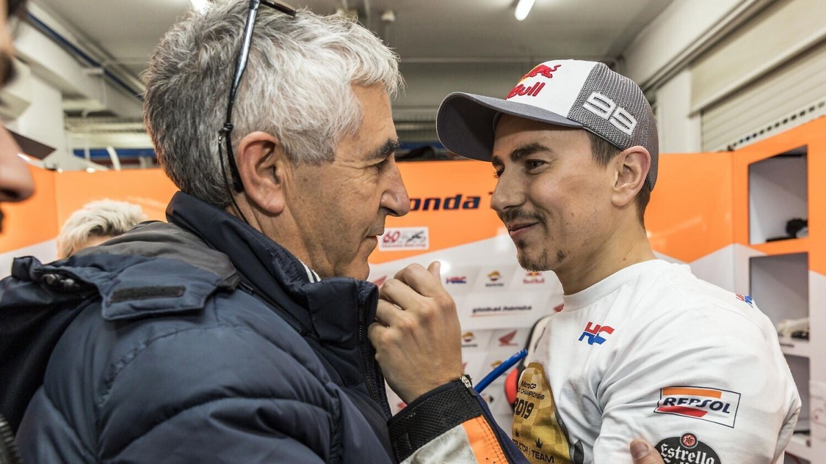 Хорхе Лоренцо и его отец Чичо на финале MotoGP 2019 года в Валенсии, где Хорхе объявил о завершении карьеры