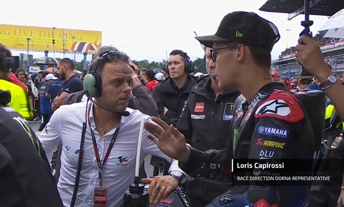 Лорис Капиросси общается с гонщиками MotoGP перед стартом Гран-При Таиланда