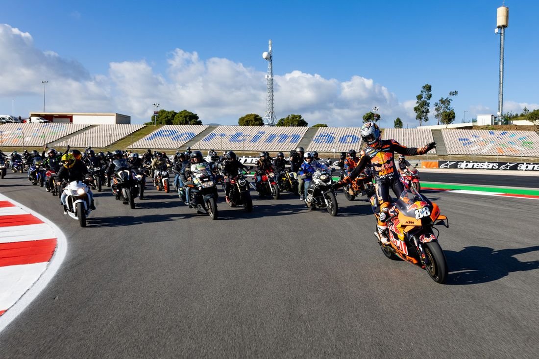 Победитель Гран-При Португалии MotoGP Мигель Оливера ведет за собой колонну португальских байкеров по Autodromo do Algarve