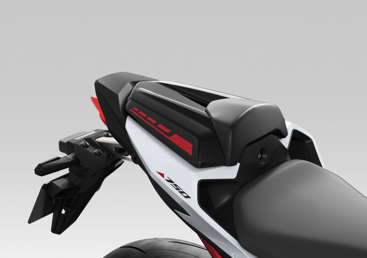Зато на Honda CB750 Hornet (2023) можно заткнуть пассажирское сиденье, сделав байк спортивней