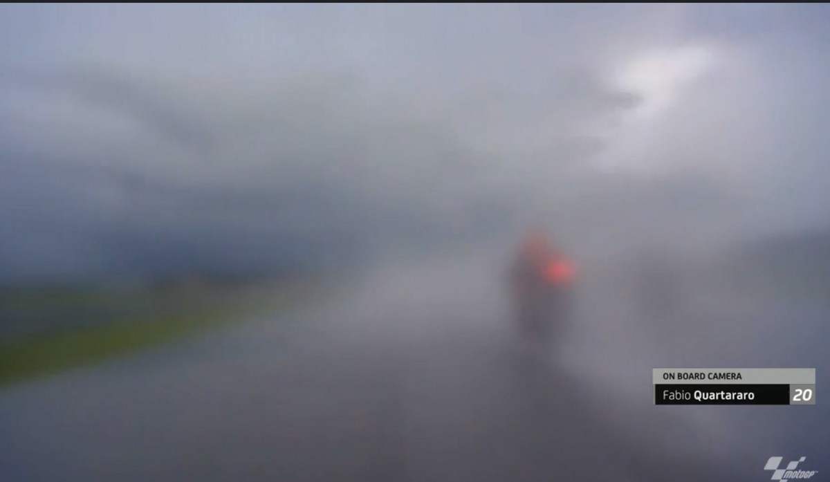 Скриншот с бортового видео: нулевая видимость на первых кругах Гран-При Таиланда