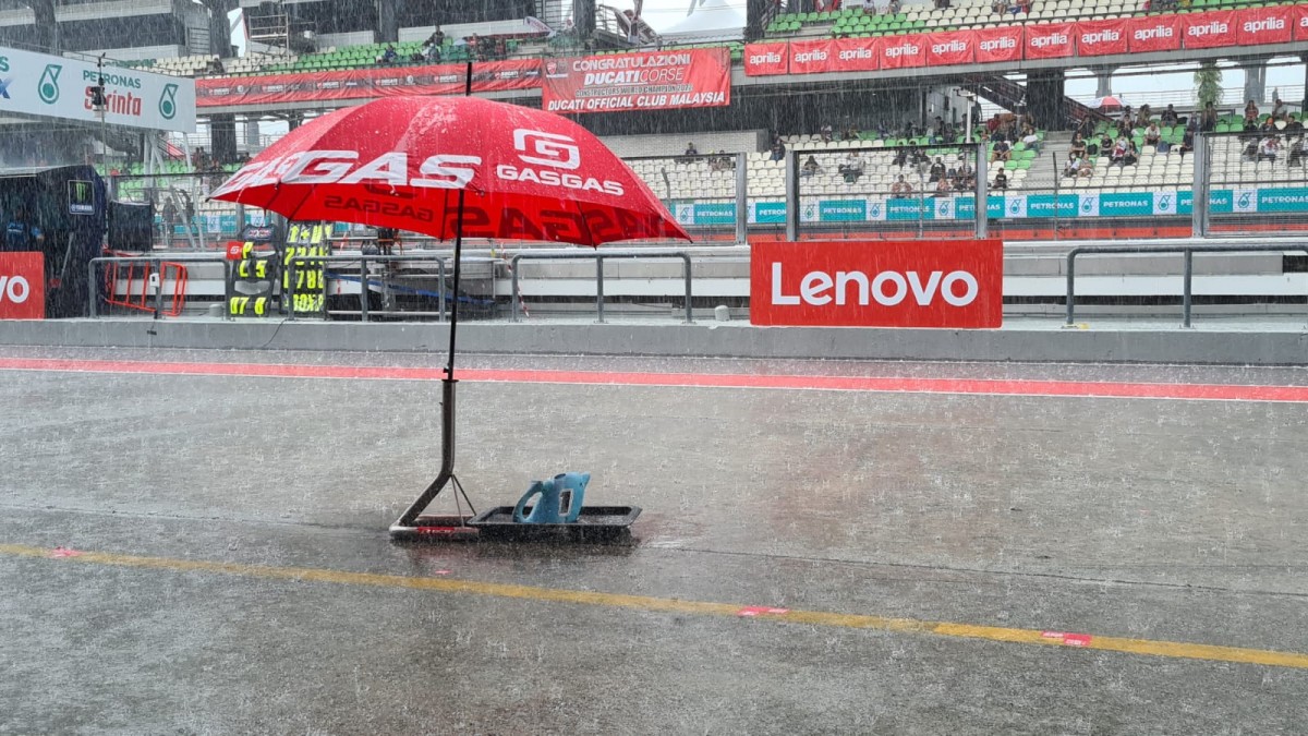 Проливной дождь обрушился на Сепанг в середине FP2 Moto2