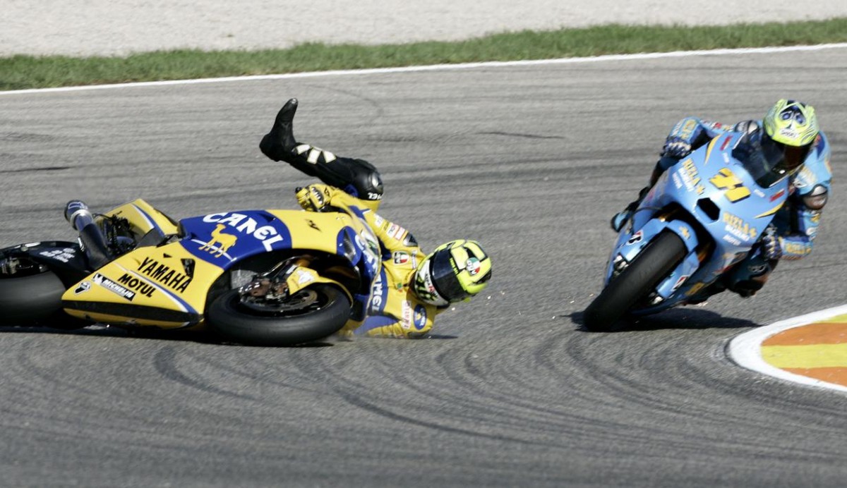 Неожиданное падение Валентино Росси на финале MotoGP 2006 года в Валенсии - полная смена картины в чемпионате!