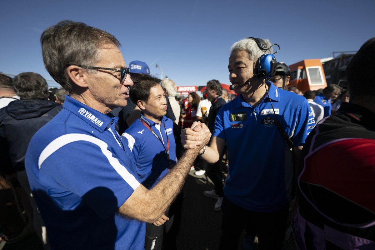 Лин Джарвис, босс Yamaha Racing MotoGP прощается с боссом Team Suzuki Ecstar Синити Сахарой