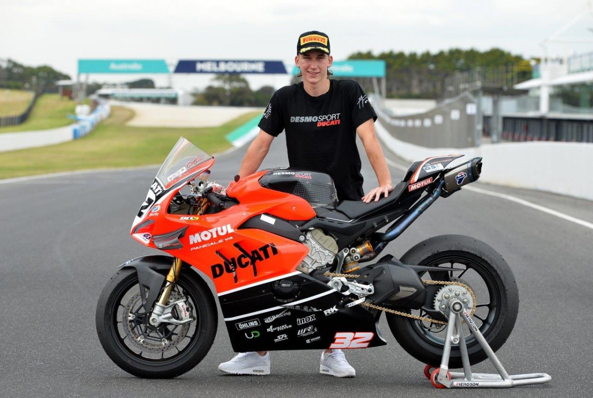 Олли Бейлисс, сын Троя Бейлисса на главной прямой Phillip Island со своим Ducati V2