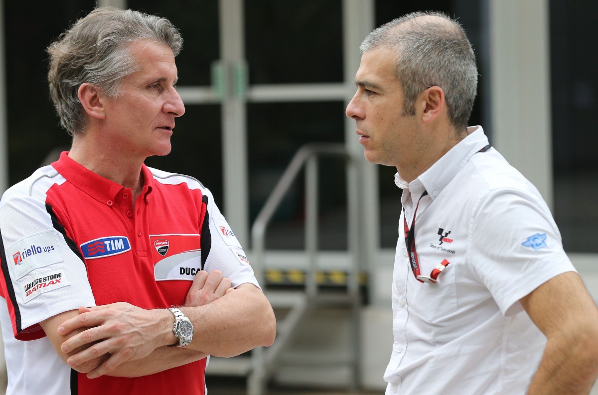 Коррадо Чеккинелли (справа) беседует со спортивным директором Ducati Паоло Чьабатти