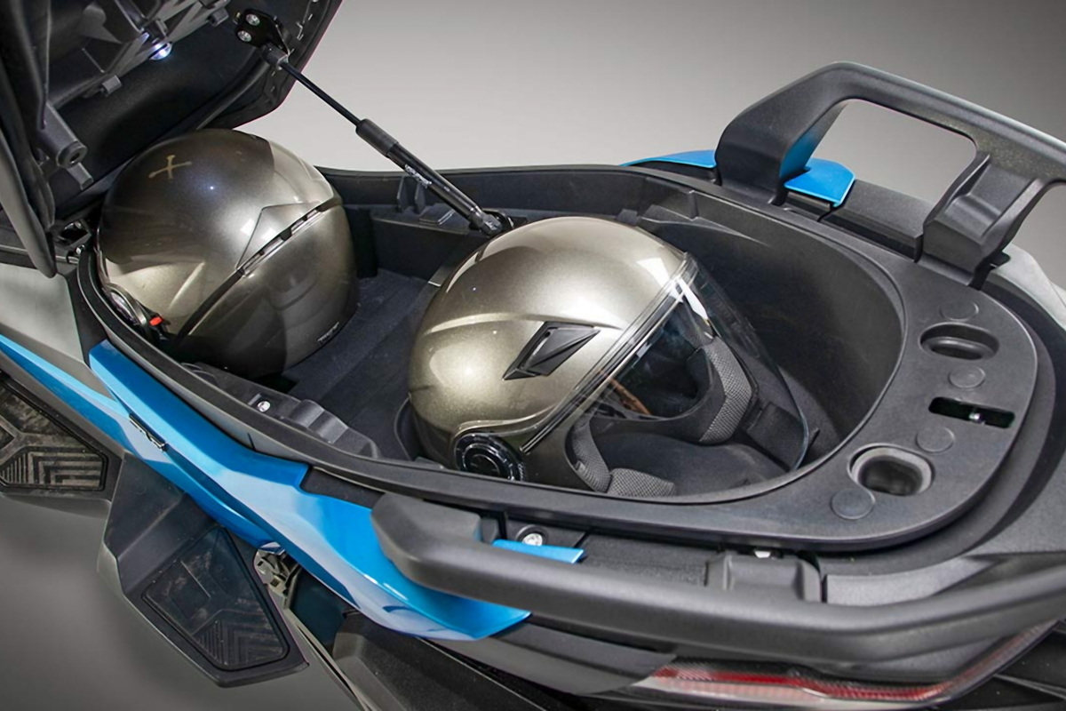 VOGE SR4 Max (2023): под седлом можно скрыть два шлема