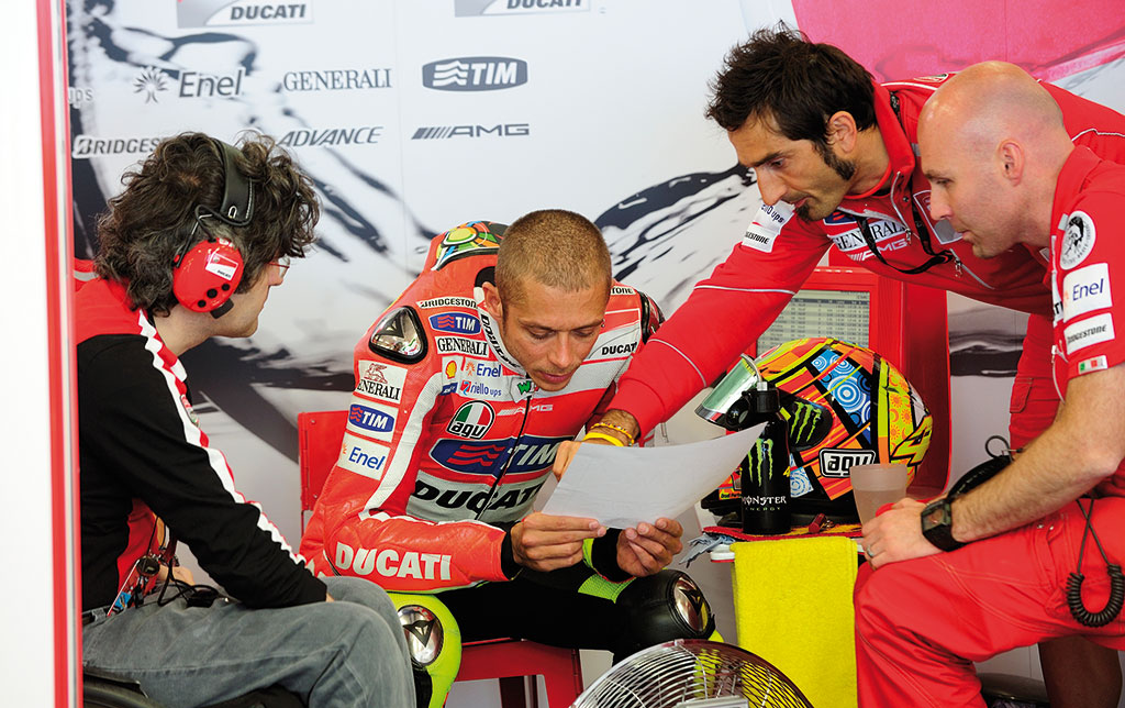 Валентино Росси в гараже Ducati Team: очередное эмоциональное обсуждение