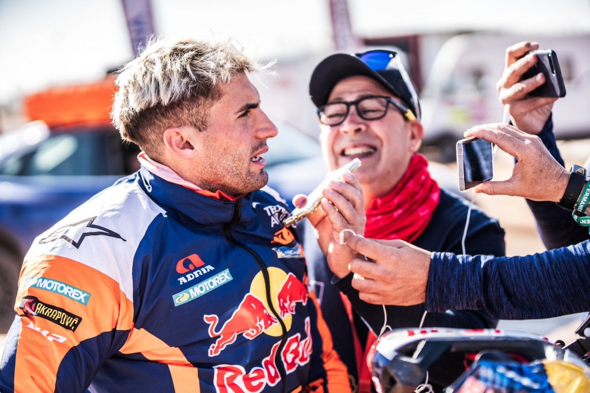 Кевин Беньявидес из Red Bull KTM Factory Racing - новый лидер ралли Дакар 2023 после СУ10