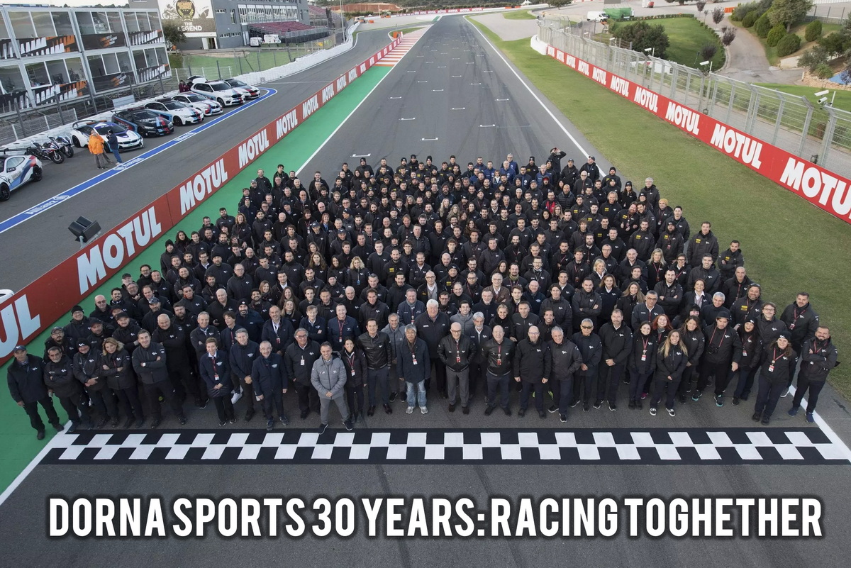 Юбилейный 30-й сезон MotoGP для Dorna Sports: все сотрудники офиса на стартовой прямой Ricardo Tormo Circuit