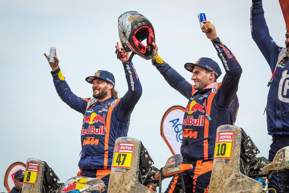 Кевин Беньявидес и Тоби Прайс, напарники по Red Bull KTM Factory Racing - 1-2 место на ралли Дакар 2023