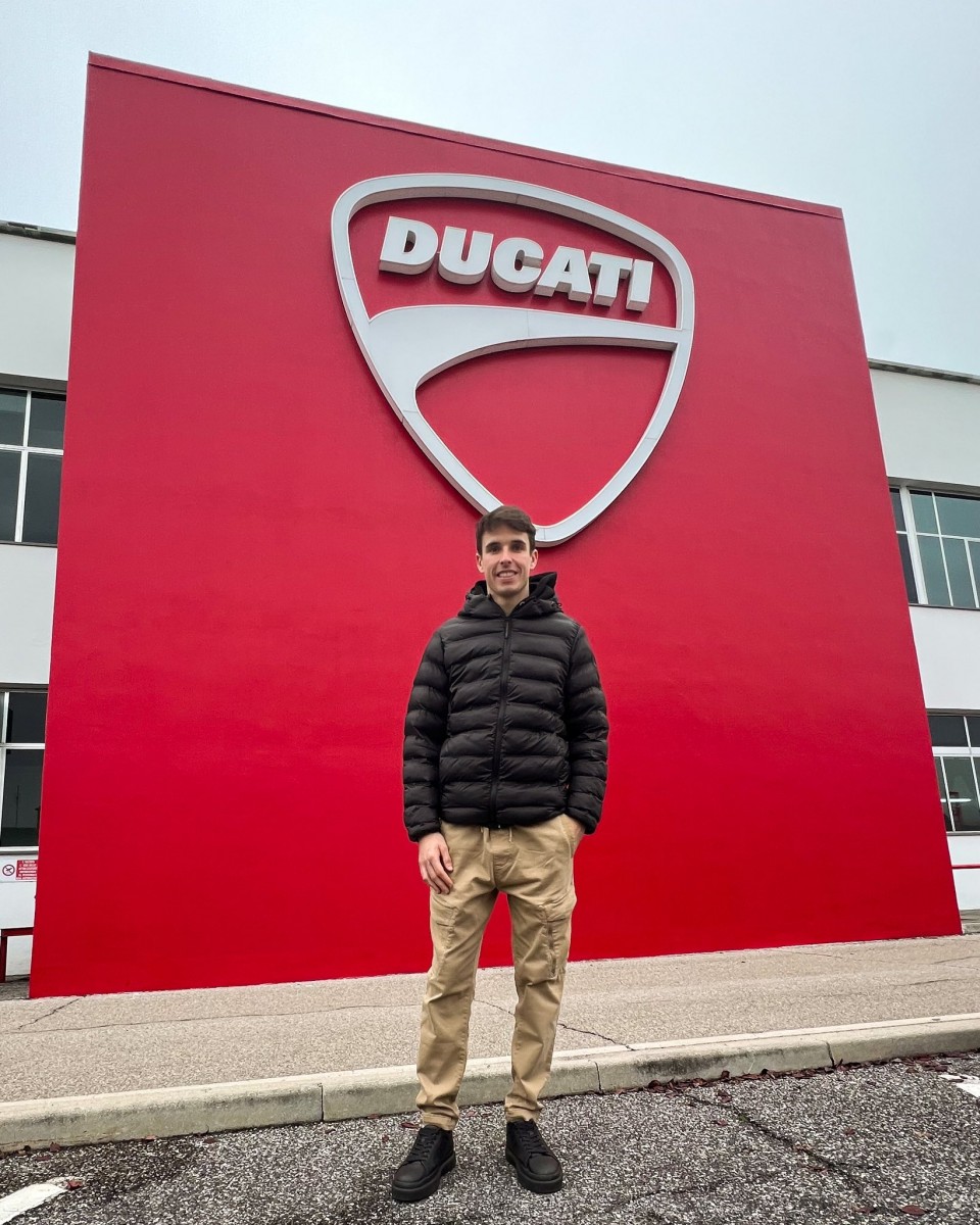 Интересно, что незадолго до этой тренировки Алекс ездил в Борго-Панигале, в Ducati Corse. Зачем?
