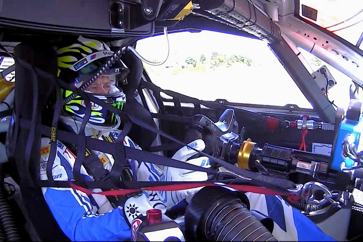 Валентино Росси за рулем заводского BMW M4 на тренировке Bathurst 12 Hour 2023