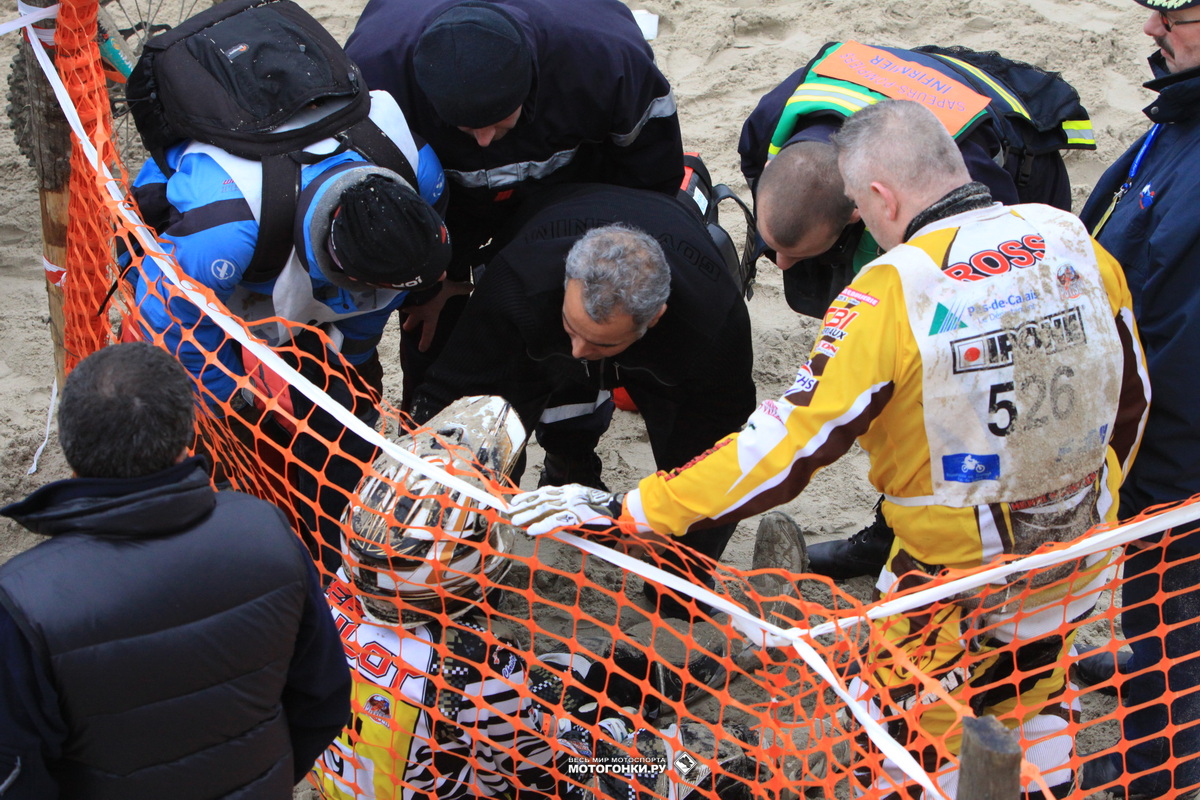 Очередного гонщика в обморочном состоянии сняли с мотоцикла на финише Enduropale