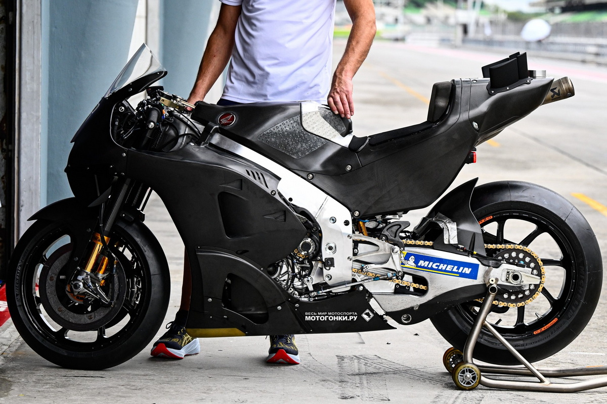 Прототипа Honda RC213V 2023 года на шейкдауне MotoGP