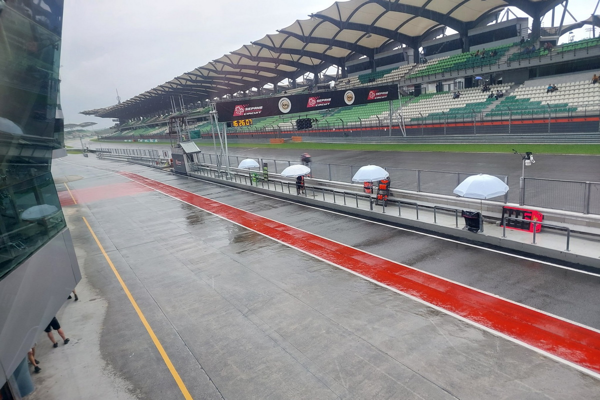 Сильный ливень накрыл Sepang International Circuit
