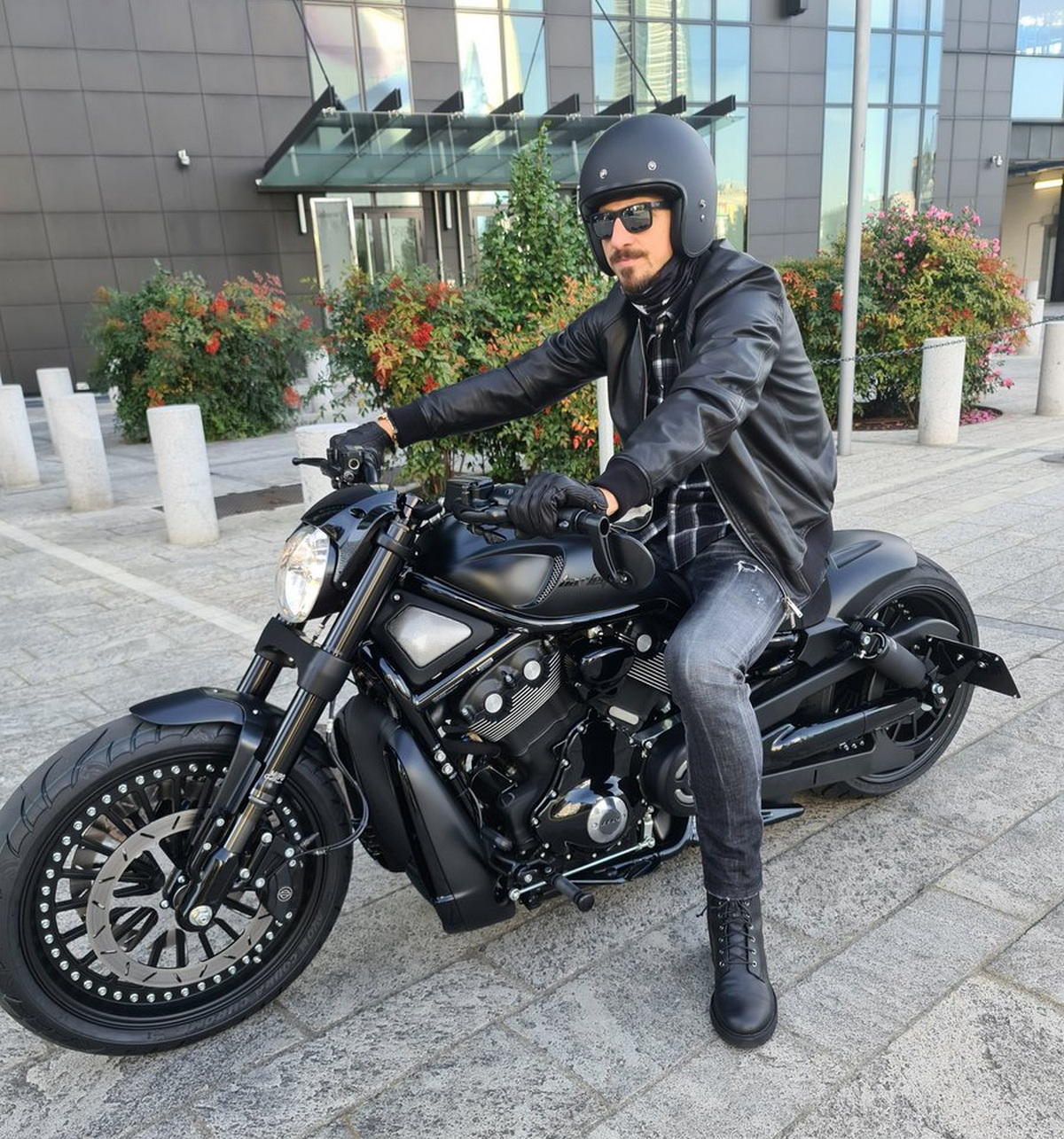 Златан Ибрагимович на своем Harley-Davidson V-Rod