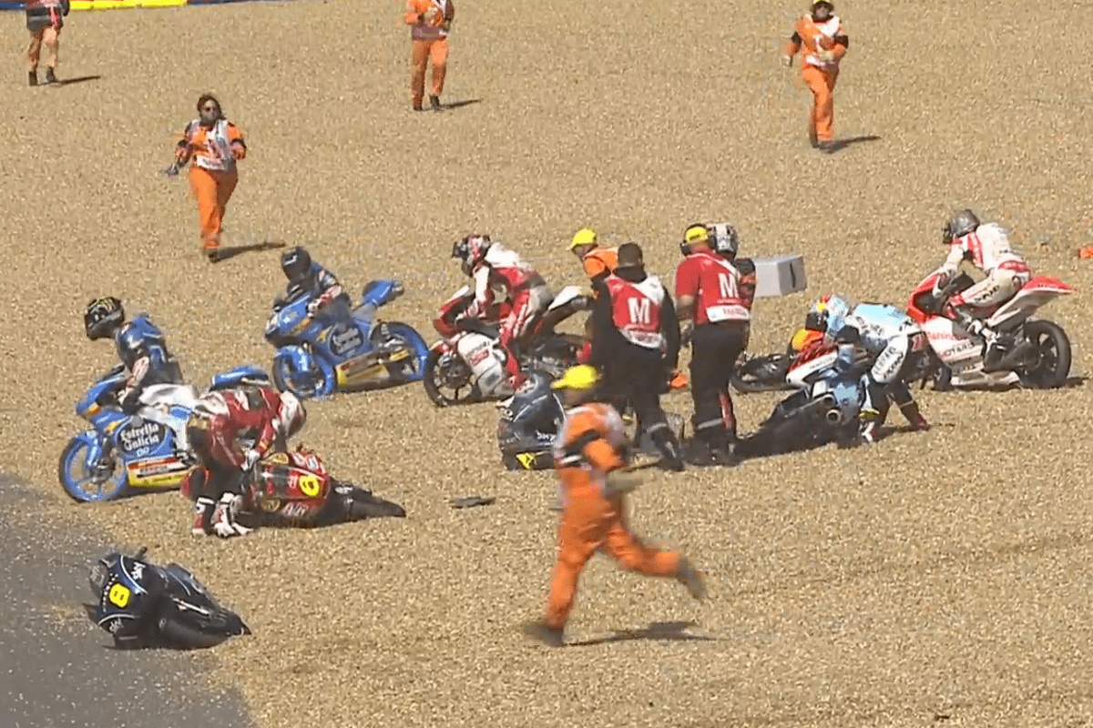Массовый завал Moto3 в Ле-Мане