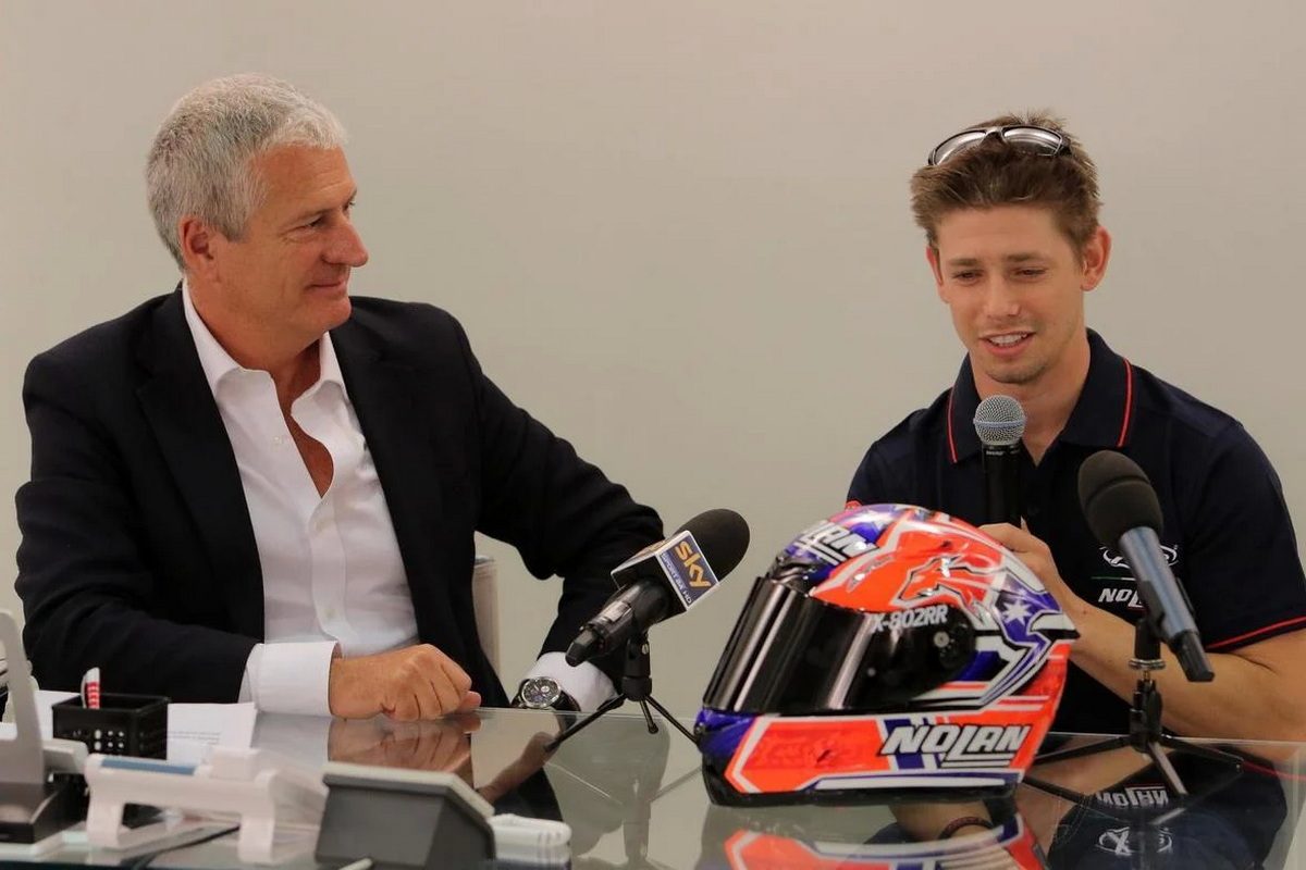 Альберто Вергани и его клиент, а также амбассадор NOLAN, 2-кратный чемпион и Легенда MotoGP Кейси Стоунер