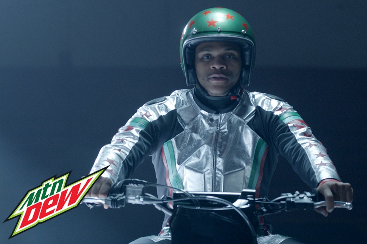 Рассел Вестбрук исполнил трюк на мотоцикле в рекламе безалкогольного напитка