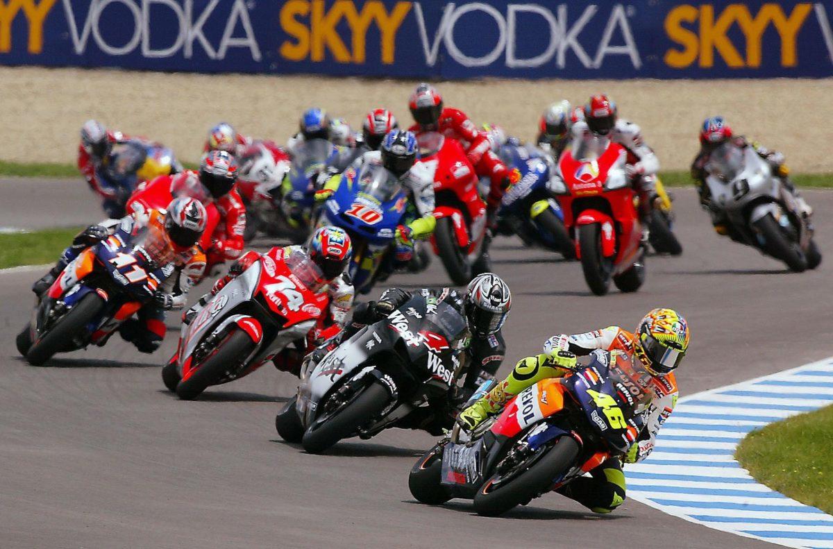 MotoGP 2002 - главная звезда паддока - Валентино Росси, тогда еще в Repsol Honda