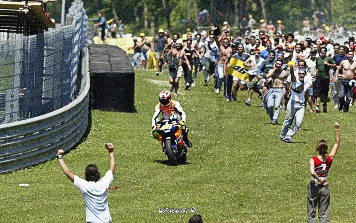 Круг почета Валентино Росси после победы в Гран-При Италии 2002 года