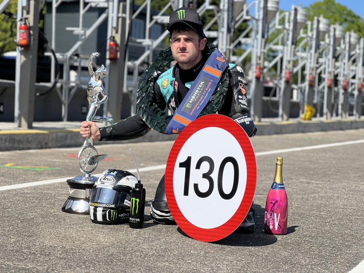 Майкл Данлоп стал первым, кто преодолел отметку в 130 миль/час на острове Мэн на мотоцикле класса Supersport
