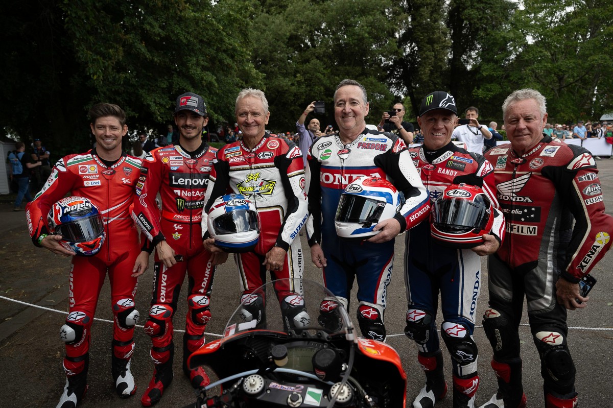 Уэйн Гарднер в компании с Кейси Стоунером, Пекко Баньяей и другими Легендами MotoGP в Гудвуде