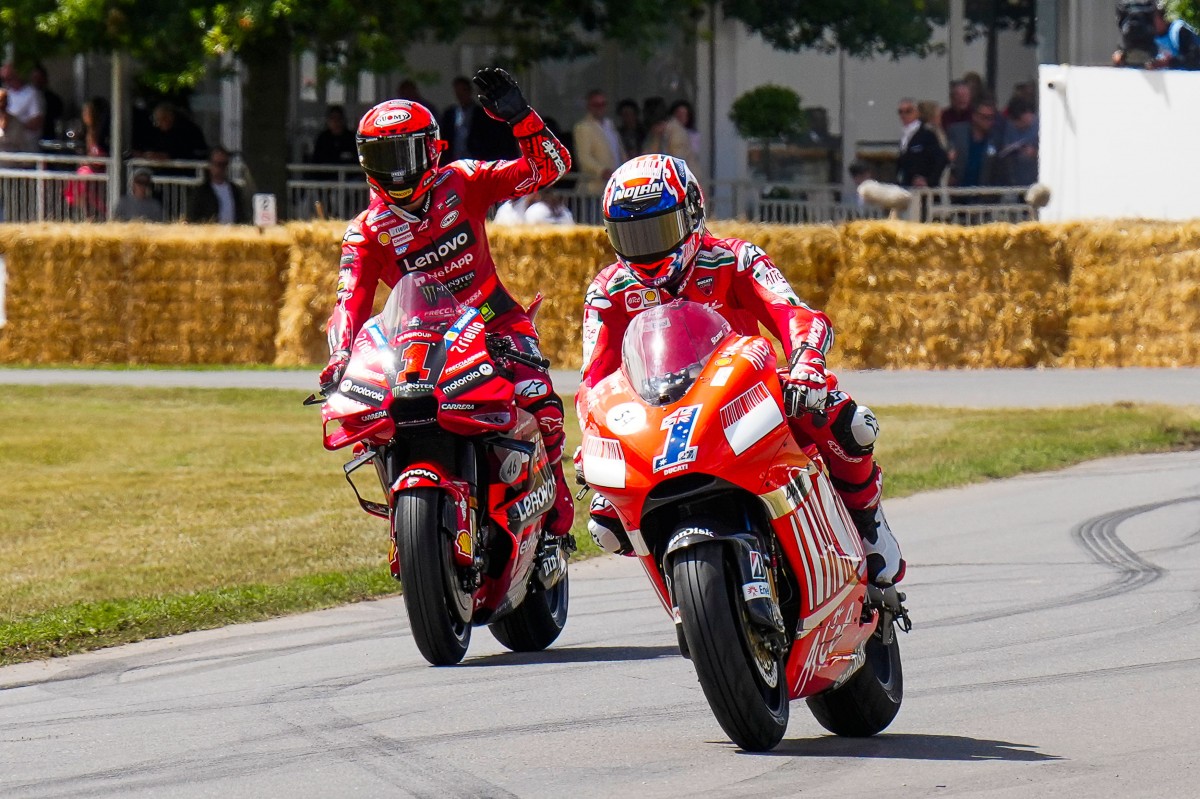 Кейси Стоунер и Пекко Баньяя на параде чемпионов Ducati в Гудвуде