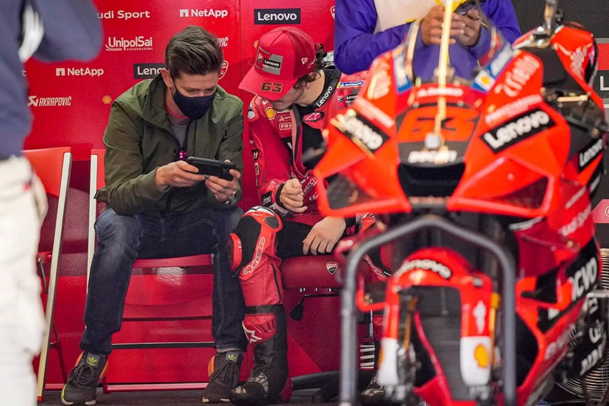 Стоунер консультирует Пекко Баньяю в Ducati