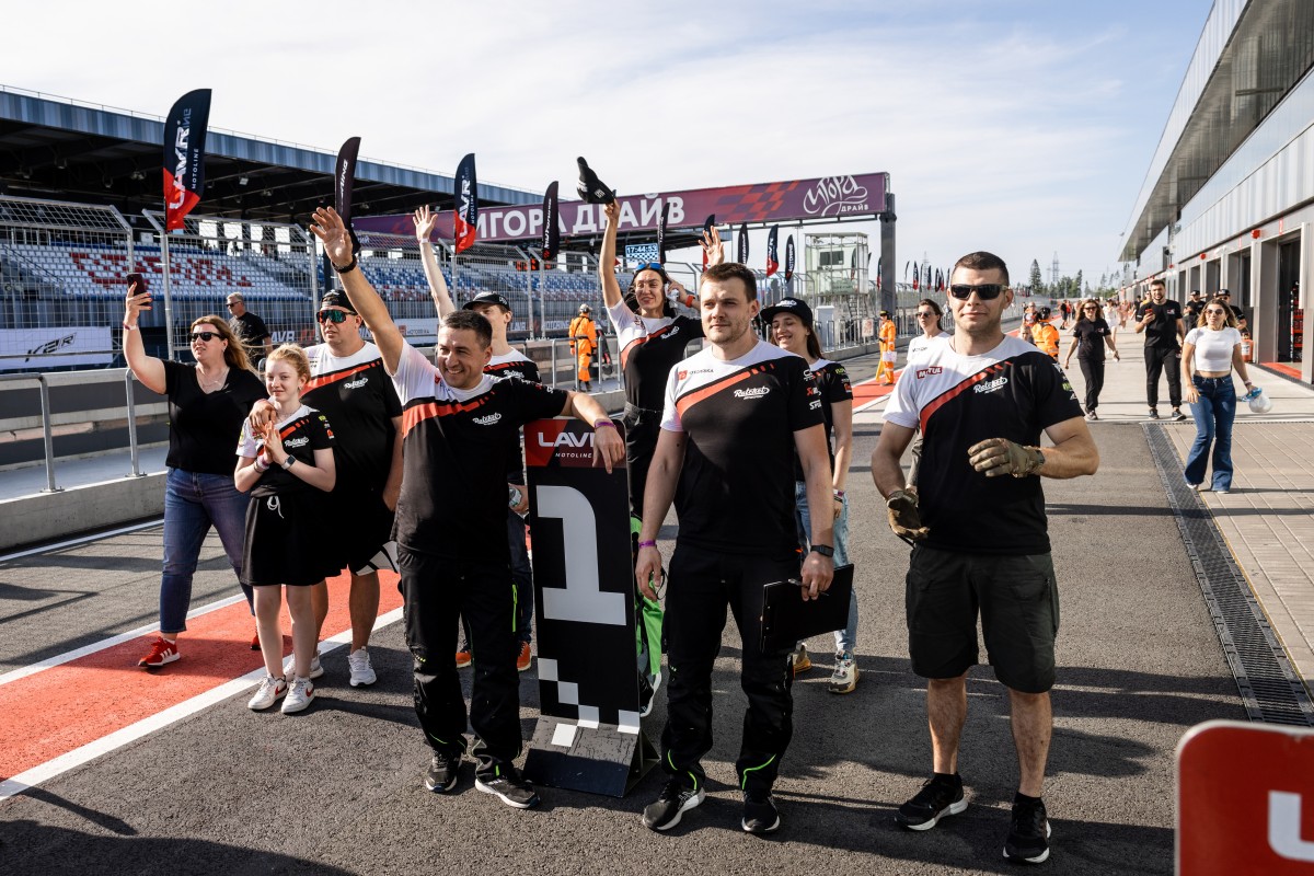 Ratchet Motorsport встречает Антона Федорова на пит-лейне после победы в Игоре
