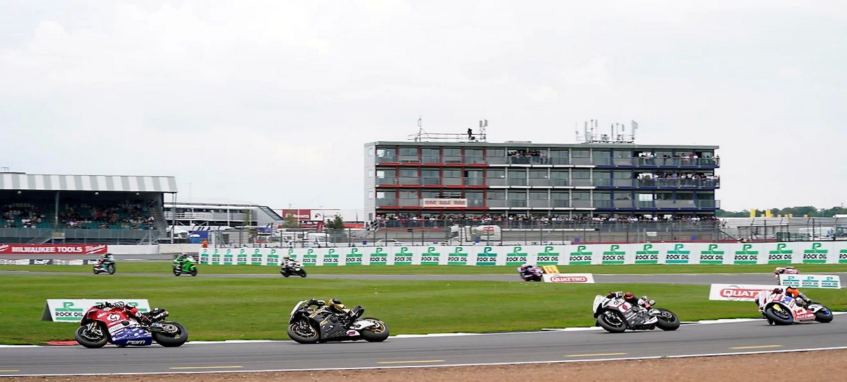 British Superbike в Silverstone: на фоне национального паддока