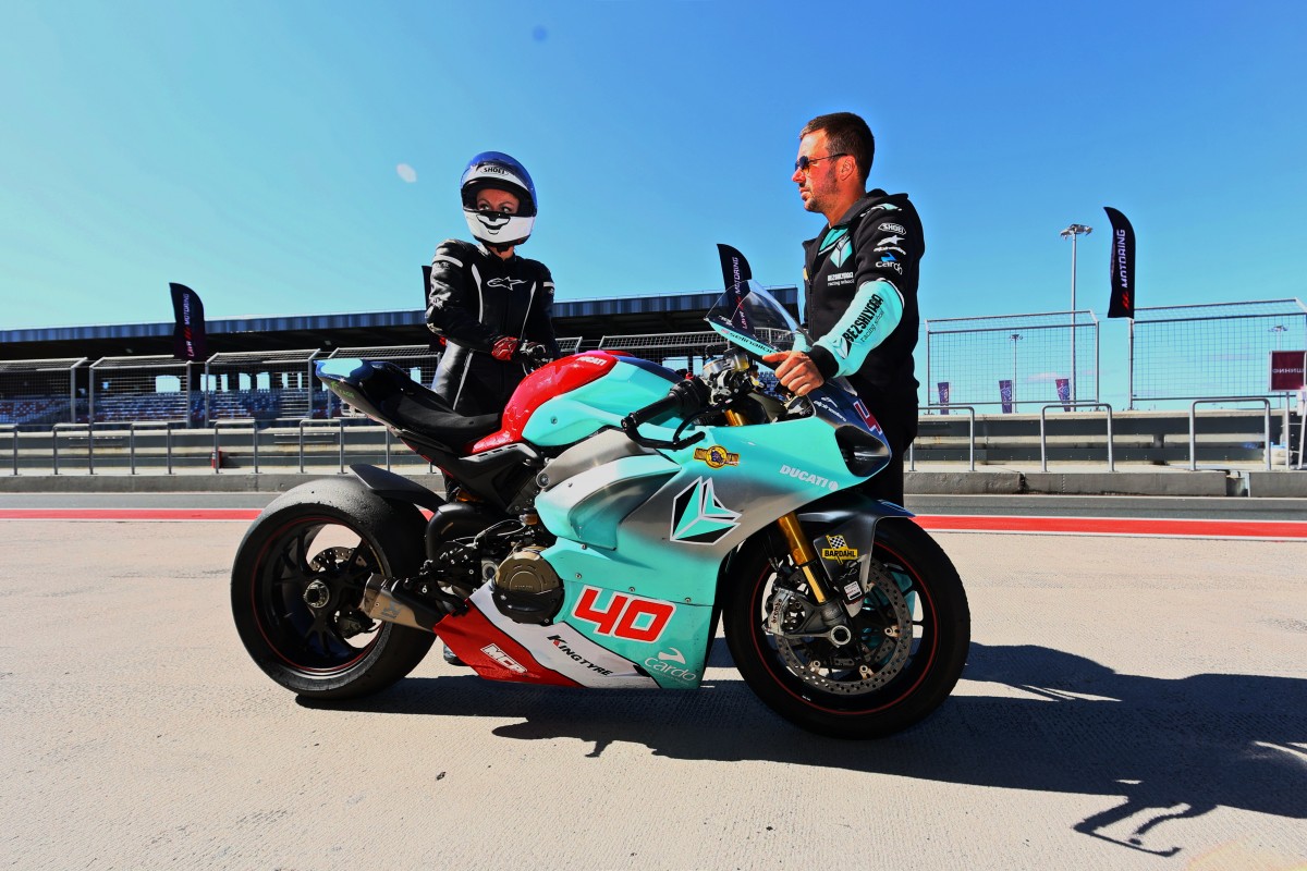 Илона Селина стала выезжать на Ducati Panigale V4, чтобы... ускориться на Yamaha R6