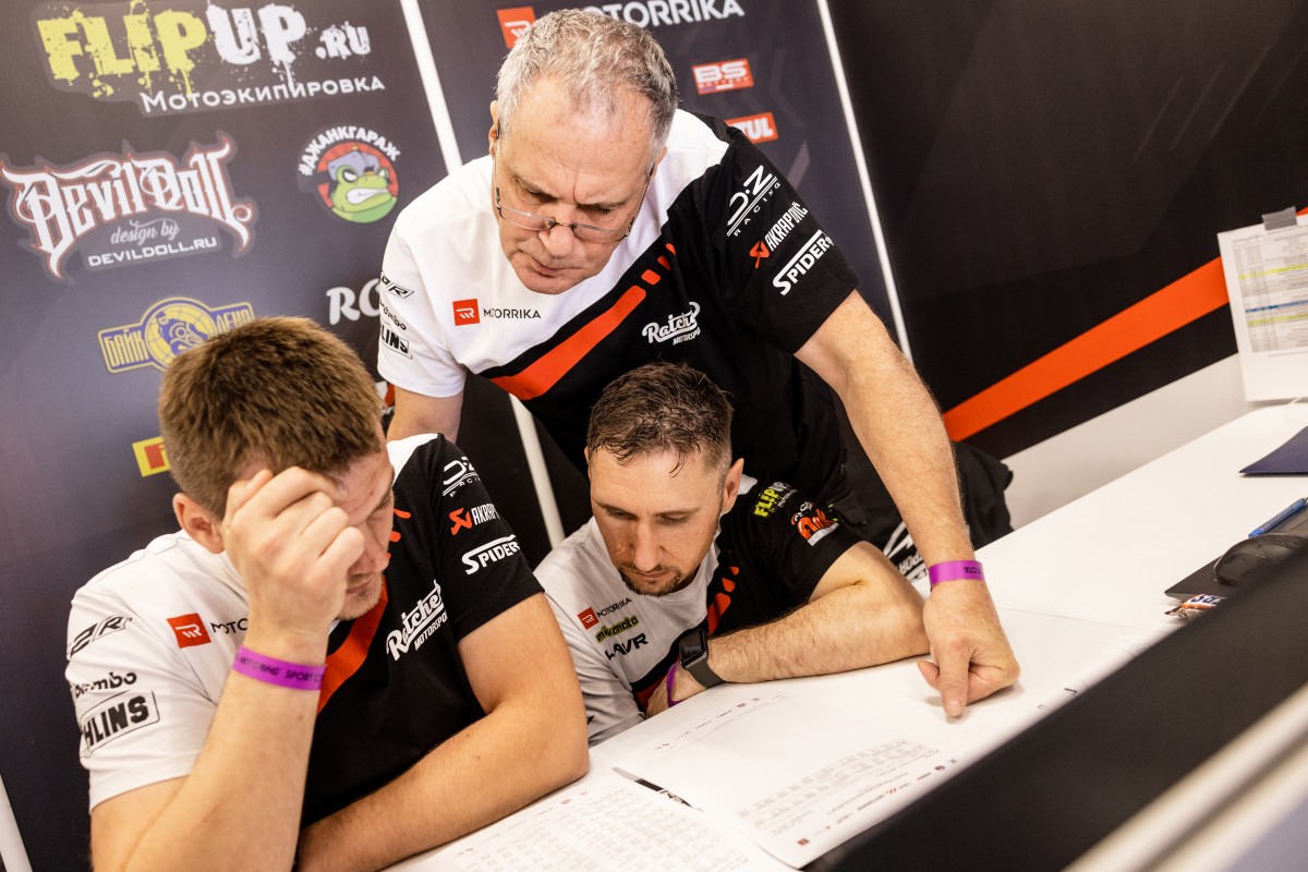 Инженеры Motorrika помогают Ratchet Motorsport в решении сложных вопросов