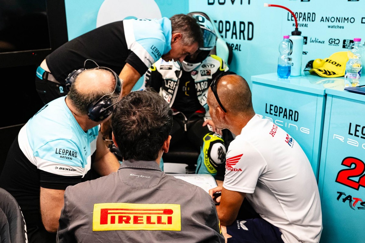 Гоммисты Pirelli на тестах MotoGP в Барселоне: бокс Leopard Honda