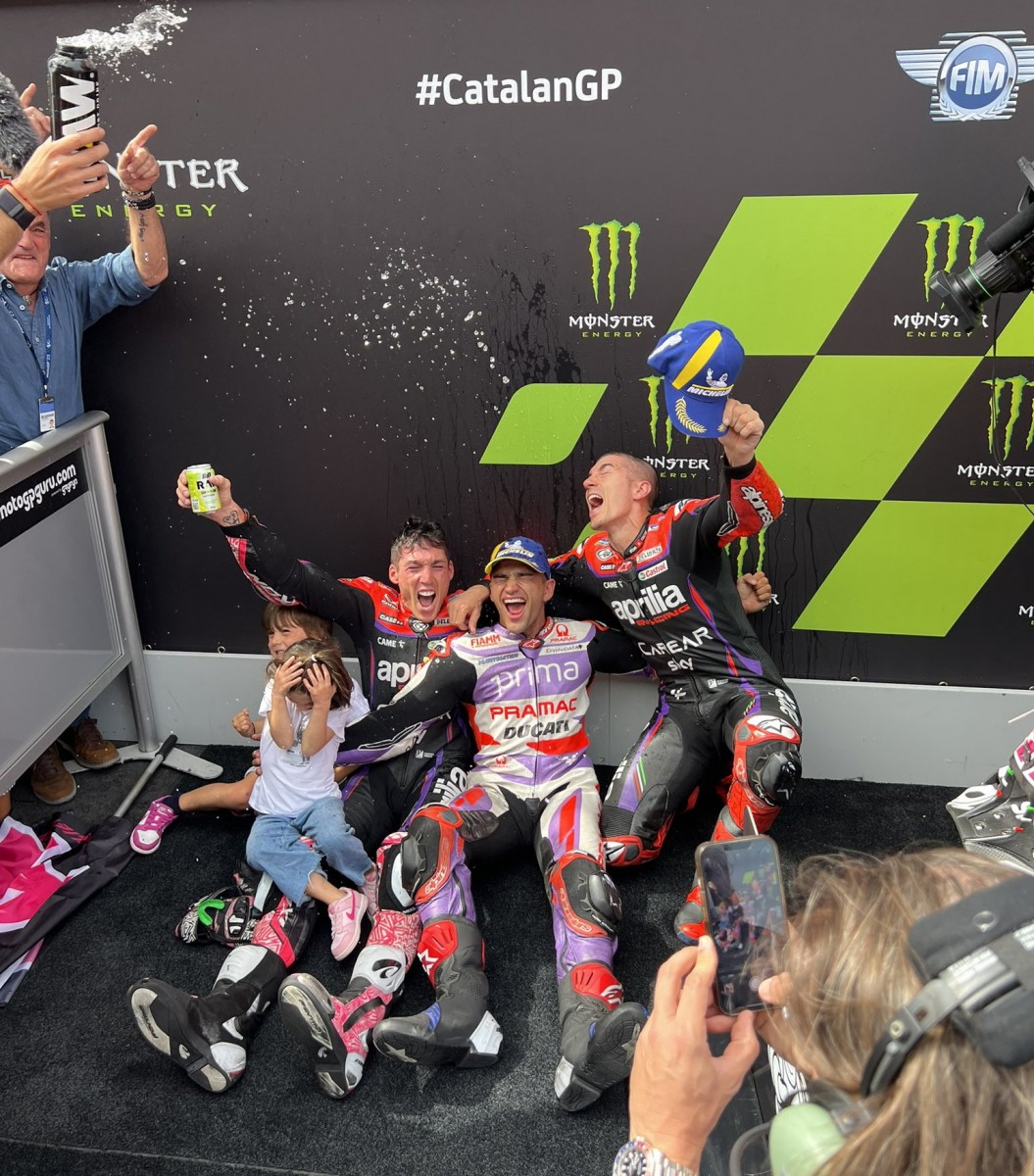 Счастливые призеры Гран-При Каталонии - Алеш Эспаргаро и Маверик Виньялес, а также Хорхе Мартин вместе с ними