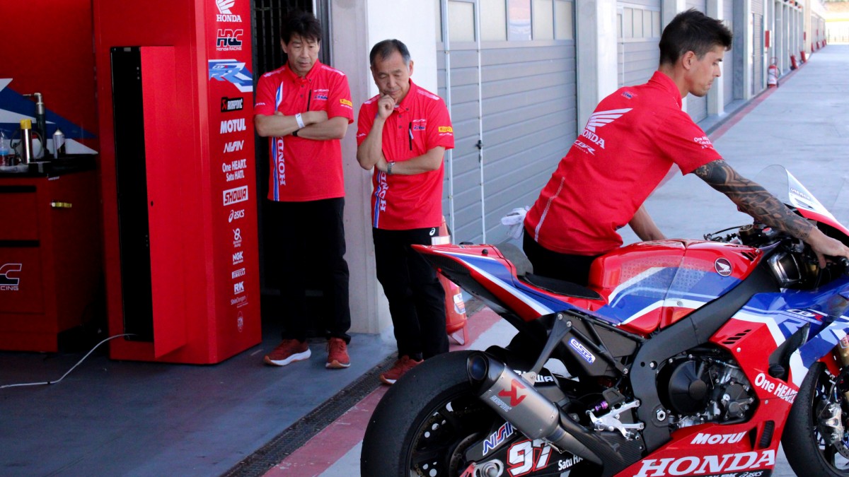 Японская команда разработчиков Honda CBR1000RR-R прилетела на тесты в Арагон в полном составе
